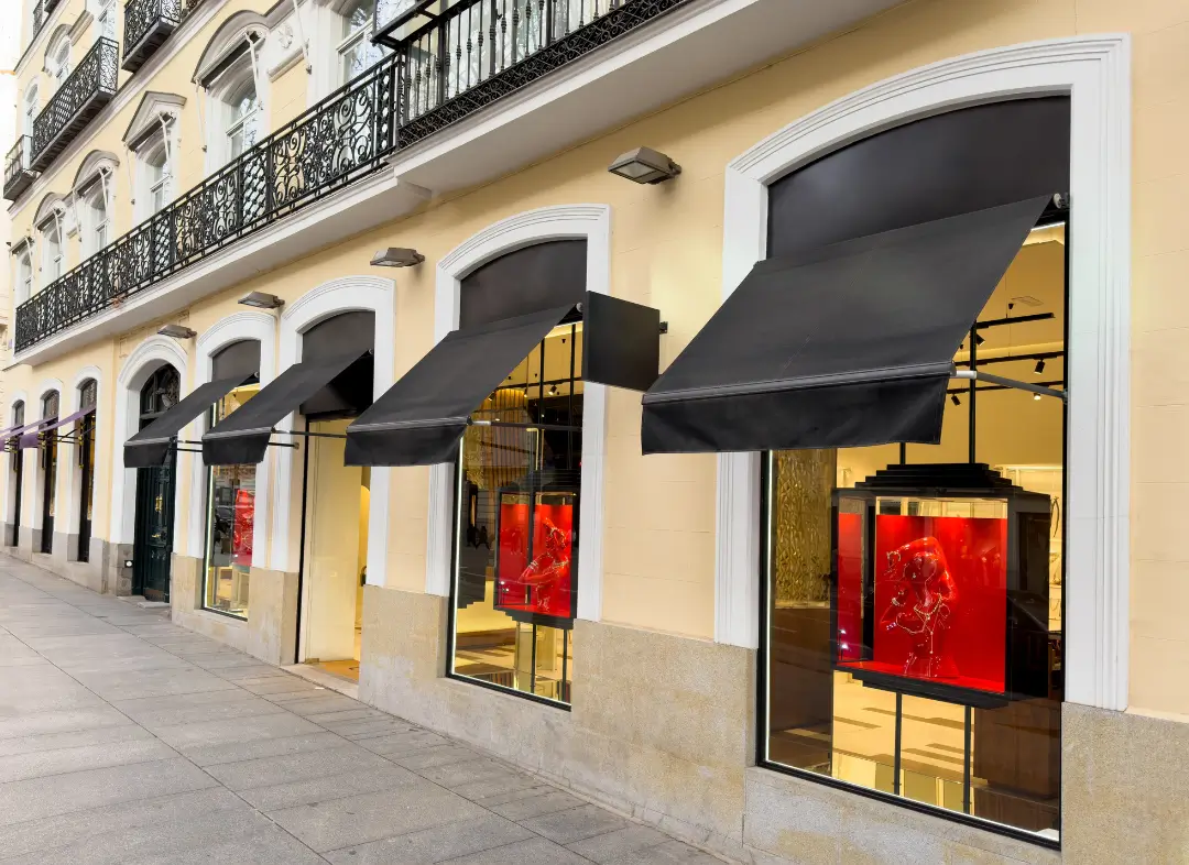 Façade vitrine de magasin en aluminium sur mesure à Étaples